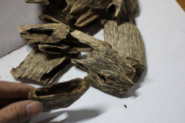 Agarwood Chips Oud Chips Incense Aroma | Natural Wild and Rare Agarwood Chips from Oudwood Vietnam | Pure Material Grade A++ 