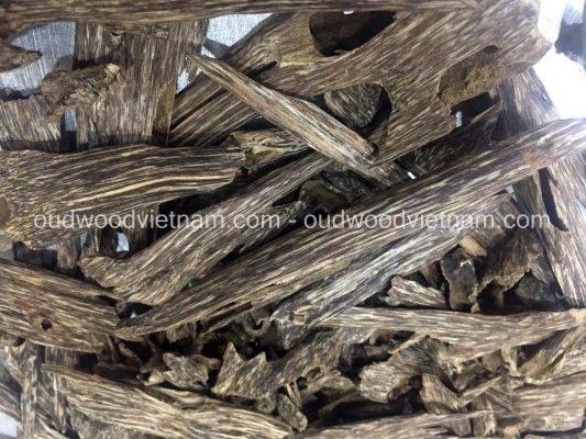 Agarwood Chips Oud Chips Incense Aroma | Natural Wild and Rare Agarwood Chips from Oudwood Vietnam | Pure Material Grade A++ (Kien Rung A)