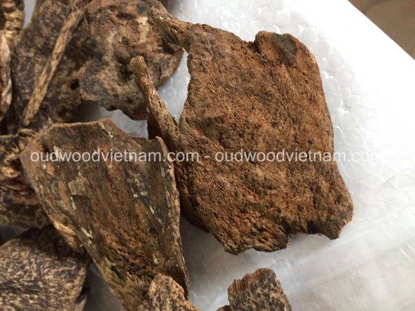 Sink agarwood chips oud chips
