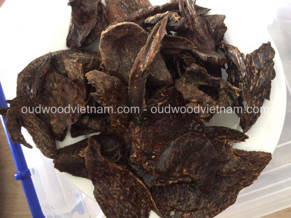 Sink agarwood chips oud chips