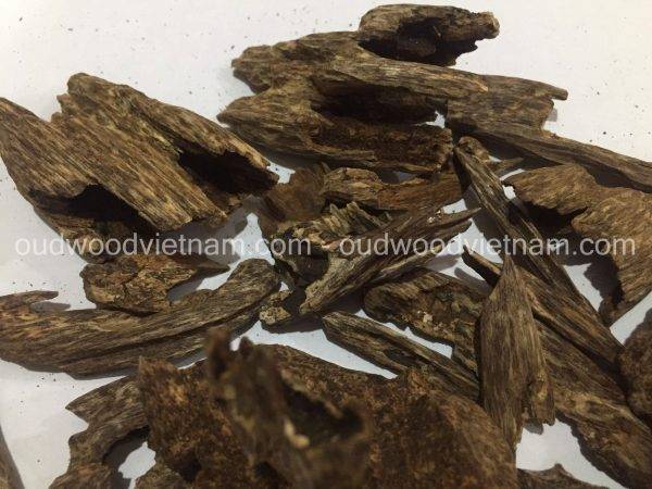 Agarwood Chips Oud Chips Incense Aroma | Natural Wild and Rare Agarwood Chips from Oudwood Vietnam | Pure Material Grade A++ (Kien Ruc Quang Nam)