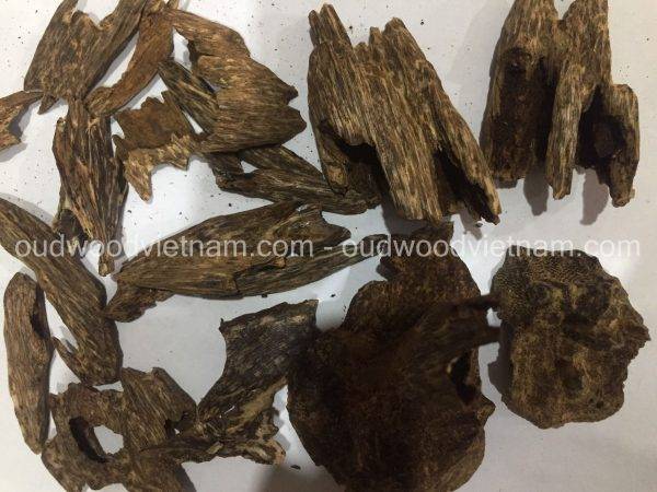 Agarwood Chips Oud Chips Incense Aroma | Natural Wild and Rare Agarwood Chips from Oudwood Vietnam | Pure Material Grade A++ (Kien Ruc Quang Nam)