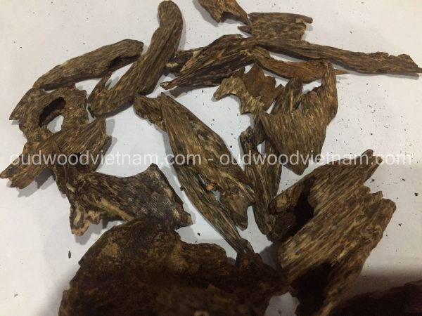 Agarwood Chips Oud Chips Incense Aroma | Natural Wild and Rare Agarwood Chips from Oudwood Vietnam | Pure Material Grade A++ (Kien Ruc Quang Nam)