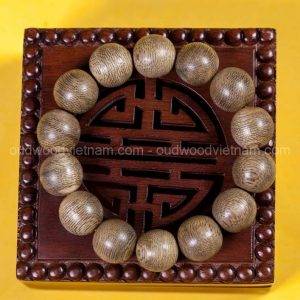 Natural agarwood bracelet - oudwoodvietnam.com